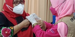 BOOSTER -- Vaksinasi booster tahap kedua yang dilaksanakan Universitas Tridinanti Palembang, Senin (24/1/2022).