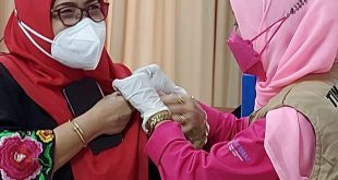 BOOSTER -- Vaksinasi booster tahap kedua yang dilaksanakan Universitas Tridinanti Palembang, Senin (24/1/2022).