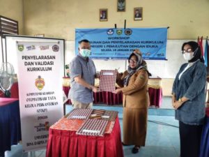 Wakil Rektor Universitas Bina Darma, Hendri Zainuddin, melakukan MoU dengan pihak SMK Negeri 1 Pemulutan.