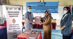 Wakil Rektor Universitas Bina Darma, Hendri Zainuddin, melakukan MoU dengan pihak SMK Negeri 1 Pemulutan.