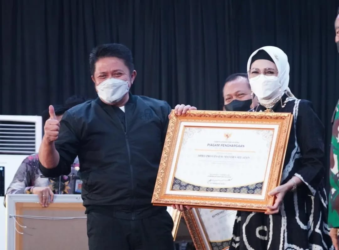 Herman Deru memberikan apresiasi kepada DPRD Sumsel atas terwujudnya target Herd Immunity di Sumsel. (foto : Humas Pemprov Sumsel)