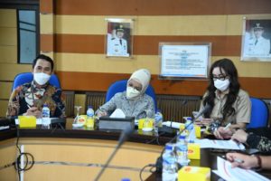 Hj. Anita Noeringhati didampingi Nadia Basyir dan Andie Dinialdie, saat melakukan Kunjungan Kerja ke Kantor Cabang Bank Sumsel Babel Kota Prabumulih.