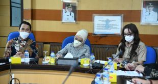 Hj. Anita Noeringhati didampingi Nadia Basyir dan Andie Dinialdie, saat melakukan Kunjungan Kerja ke Kantor Cabang Bank Sumsel Babel Kota Prabumulih.