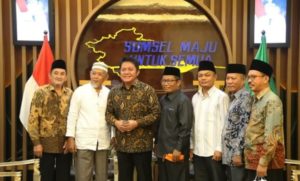 Gubernur Sumsel, Herman Deru, foto bersama dengan tokoh masyarakat Muba. (foto : Humas Pemprov Sumsel)