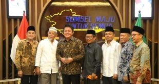 Gubernur Sumsel, Herman Deru, foto bersama dengan tokoh masyarakat Muba. (foto : Humas Pemprov Sumsel)