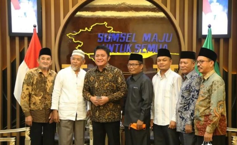 Gubernur Sumsel, Herman Deru, foto bersama dengan tokoh masyarakat Muba. (foto : Humas Pemprov Sumsel)