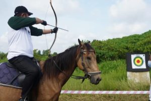 Herman Deru, saat membuka langsung Seleksi Kejurnas Komisi V Horseback Archery Sumsel di Lapangan Sriwalk Palembang, pada hari Minggu tanggal 23 Januari 2022.