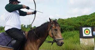 Herman Deru, saat membuka langsung Seleksi Kejurnas Komisi V Horseback Archery Sumsel di Lapangan Sriwalk Palembang, pada hari Minggu tanggal 23 Januari 2022.