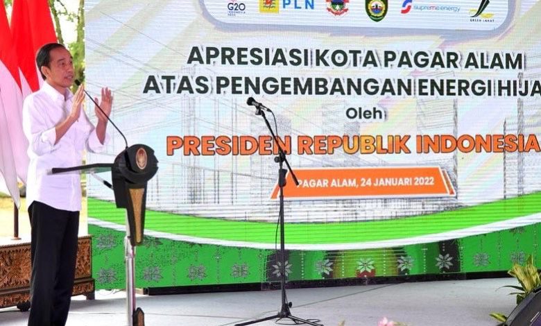 Presiden Republik Indonesia, Joko Widodo, di Lapangan Merdeka Kota Pagar Alam, saat memberikan apresiasi Kota Pagar Alam sebagai kota Energi Hijau, hari Senin tanggal 24 Januari 2022.