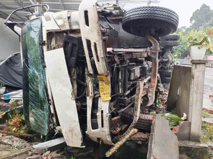 Truk Batubara Tabrak Rumah Warga, Dishub Lahat Diminta Evaluasi Usia Kendaraan