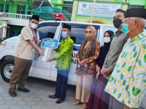 Ketua DPRD Sumsel, Hj. Anita Noeringhati, menyaksikan penyerahan CSR Ambulan oleh Direktur Utama PT. PUSRI ke Pondok Pesantren Al Ittifaqiyah, Indralaya, Kabupaten Ogan Ilir beberapa waktu lalu