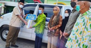 Ketua DPRD Sumsel, Hj. Anita Noeringhati, menyaksikan penyerahan CSR Ambulan oleh Direktur Utama PT. PUSRI ke Pondok Pesantren Al Ittifaqiyah, Indralaya, Kabupaten Ogan Ilir beberapa waktu lalu