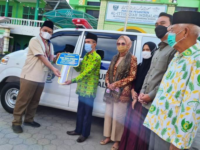 Ketua DPRD Sumsel, Hj. Anita Noeringhati, menyaksikan penyerahan CSR Ambulan oleh Direktur Utama PT. PUSRI ke Pondok Pesantren Al Ittifaqiyah, Indralaya, Kabupaten Ogan Ilir beberapa waktu lalu