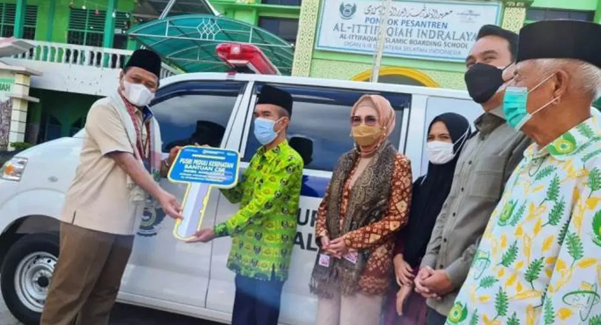 Ketua DPRD Sumsel, Hj. Anita Noeringhati, menyaksikan penyerahan CSR Ambulan oleh Direktur Utama PT. PUSRI ke Pondok Pesantren Al Ittifaqiyah, Indralaya, Kabupaten Ogan Ilir beberapa waktu lalu