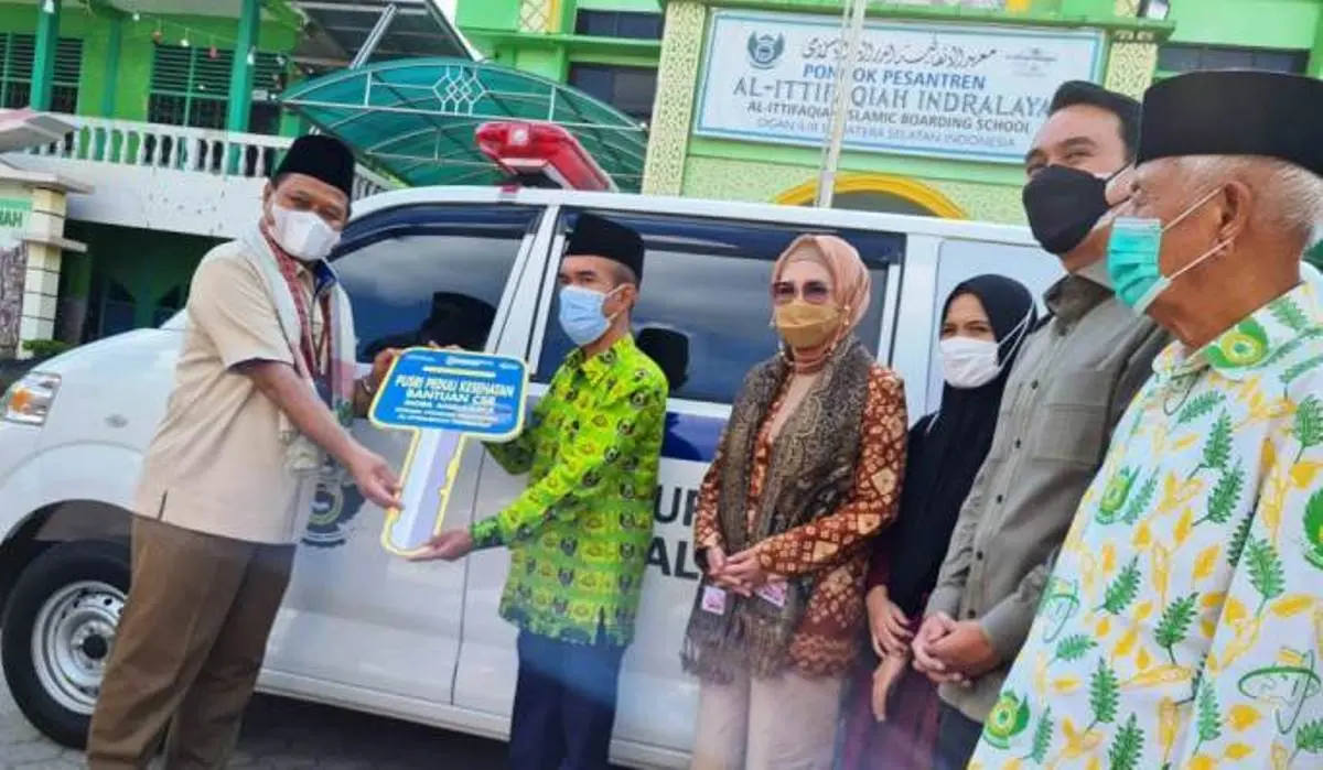 Ketua DPRD Sumsel, Hj. Anita Noeringhati, menyaksikan penyerahan CSR Ambulan oleh Direktur Utama PT. PUSRI ke Pondok Pesantren Al Ittifaqiyah, Indralaya, Kabupaten Ogan Ilir beberapa waktu lalu