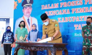 Pelaksana Tugas (Plt) Bupati Kabupaten Musi Banyuasin (Muba), Beni Hernedi, membuka secara resmi Forum Konsultasi Publik Rancangan Pembangunan Daerah (RPD) Kabupaten Muba tahun 2023-2026 di Pendopoan Griya Bumi Serasan Sekate pada hari Senin tanggal 14 Februari 2022