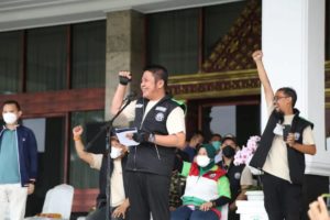 Gubernur Provinsi Sumatera Selatan (Sumsel), Herman Deru, melepas dan riding bersama Komunitas Vespa se Sumsel.