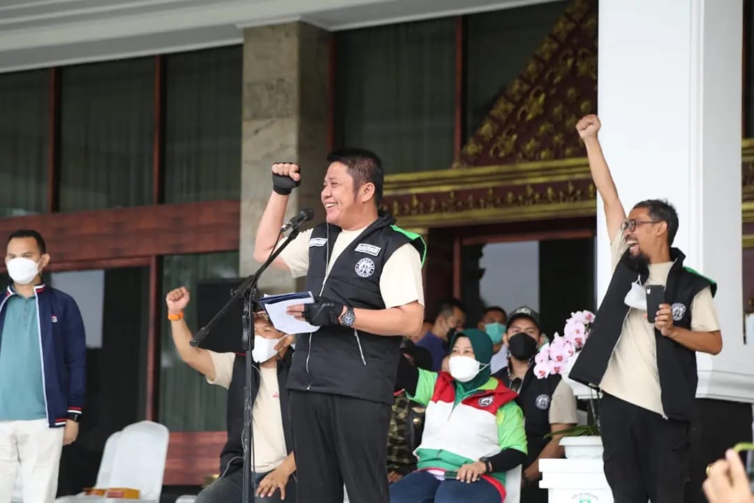 Gubernur Provinsi Sumatera Selatan (Sumsel), Herman Deru, melepas dan riding bersama Komunitas Vespa se Sumsel.
