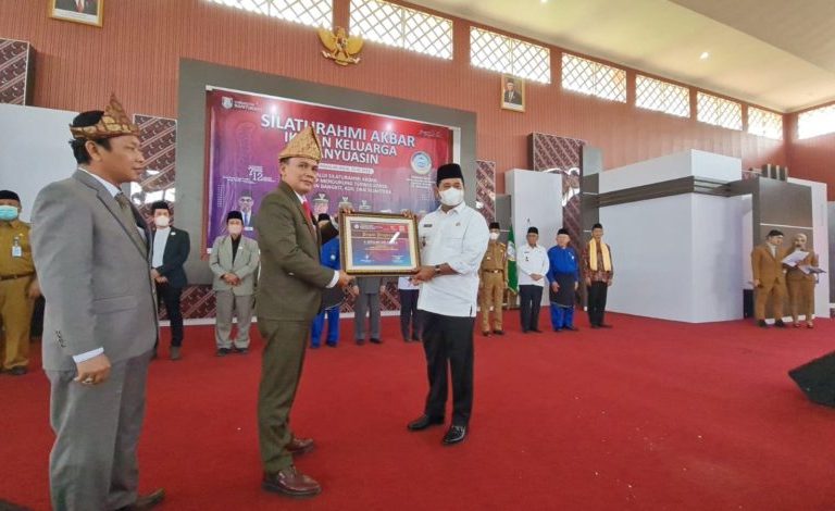 Bupati Banyuasin, Askolani, menerima penghargaan dari PB IKBA Sumsel