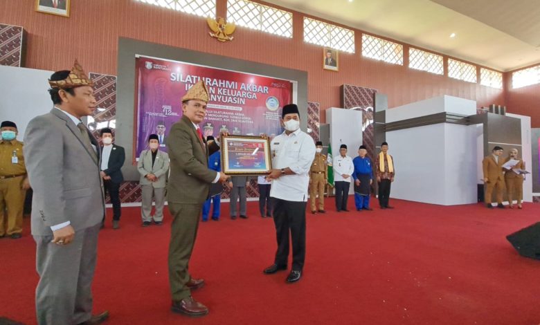 Bupati Banyuasin, Askolani, menerima penghargaan dari PB IKBA Sumsel