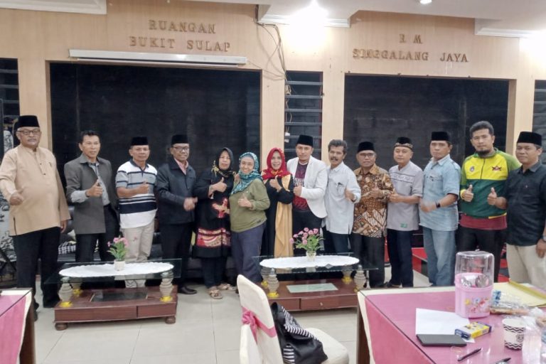 Ikatan Keluarga Minang (IKM) dan Angkatan Muda Minang (AMM) Kota Lubuklinggau menggelar Rapat Akbar di Ruangan Bukit Sulap Rumah Makan Singgalang