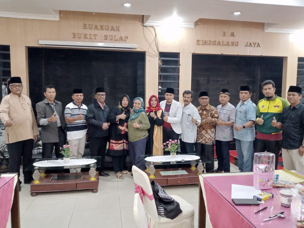 Ikatan Keluarga Minang (IKM) dan Angkatan Muda Minang (AMM) Kota Lubuklinggau menggelar Rapat Akbar di Ruangan Bukit Sulap Rumah Makan Singgalang