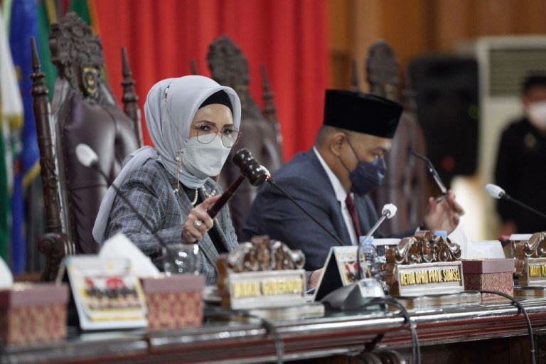 Ketua DPRD Sumsel, Hj. Anita Noeringhati, menskors Rapat Paripurna XLVI (46) dengan agenda penjelasan Gubernur Sumsel terhadap 4 Raperda guna memberikan waktu kepada fraksi untuk menyiapkan pandangan umum. (foto : Yuyu/Humas DPRD Sumsel)