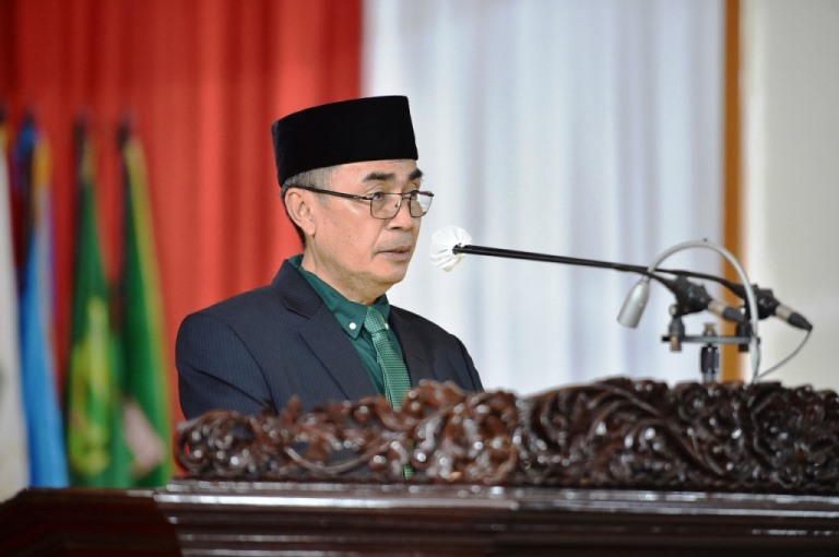 Sekretaris DPRD Sumsel, Ramadhan S. Basyeban, membacakan Rancangan Peraturan Daerah yang akan masuk pada Program Pembentukan Peraturan Daerah Tahun 2022. (foto : Yuyu/Humas DPRD Sumsel)