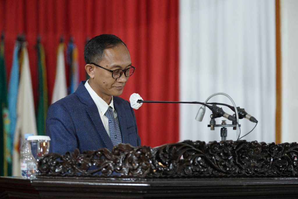 Juru Bicara Fraksi Partai Amanat Nasional, H. Toyep Rakembang, S.Ag., membacakan pandangan umum terkait 4 Raperda pada Propemperda tahun 2022. (foto : Yuyu/Humas DPRD Sumsel)