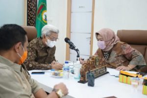 Wakil Gubernur Sumsel, Mawardi Yahya, berbincang dengan Kepala Dinas Kesehatan Sumsel.