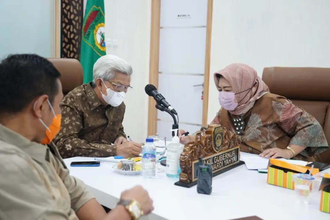 Wakil Gubernur Sumsel, Mawardi Yahya, berbincang dengan Kepala Dinas Kesehatan Sumsel.