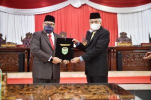 Wakil Ketua DPRD Sumsel, Giri Ramandha, bersama Wakil Gubernur Sumsel, Mawardi Yahya, setelah menyepakati 2 Raperda dalam Propemperda tahun 2022. (foto : Yuyu/Humas DPRD Sumsel)