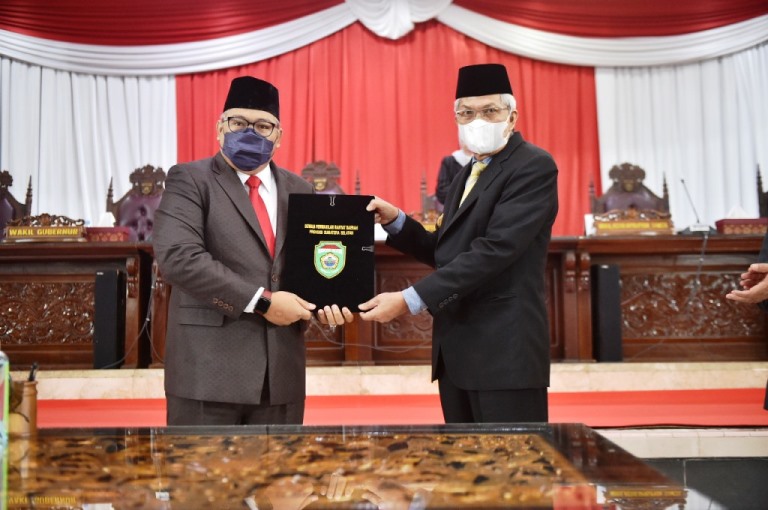 Wakil Ketua DPRD Sumsel, Giri Ramandha, bersama Wakil Gubernur Sumsel, Mawardi Yahya, setelah menyepakati 2 Raperda dalam Propemperda tahun 2022. (foto : Yuyu/Humas DPRD Sumsel)