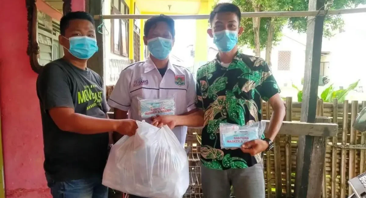 Bersama BBJ dan SMSI Silampari, Karang Taruna Lubuklinggau Bagikan Masker dan Vitamin. (BEKISARMEDIA.ID/HAIRUDIN)