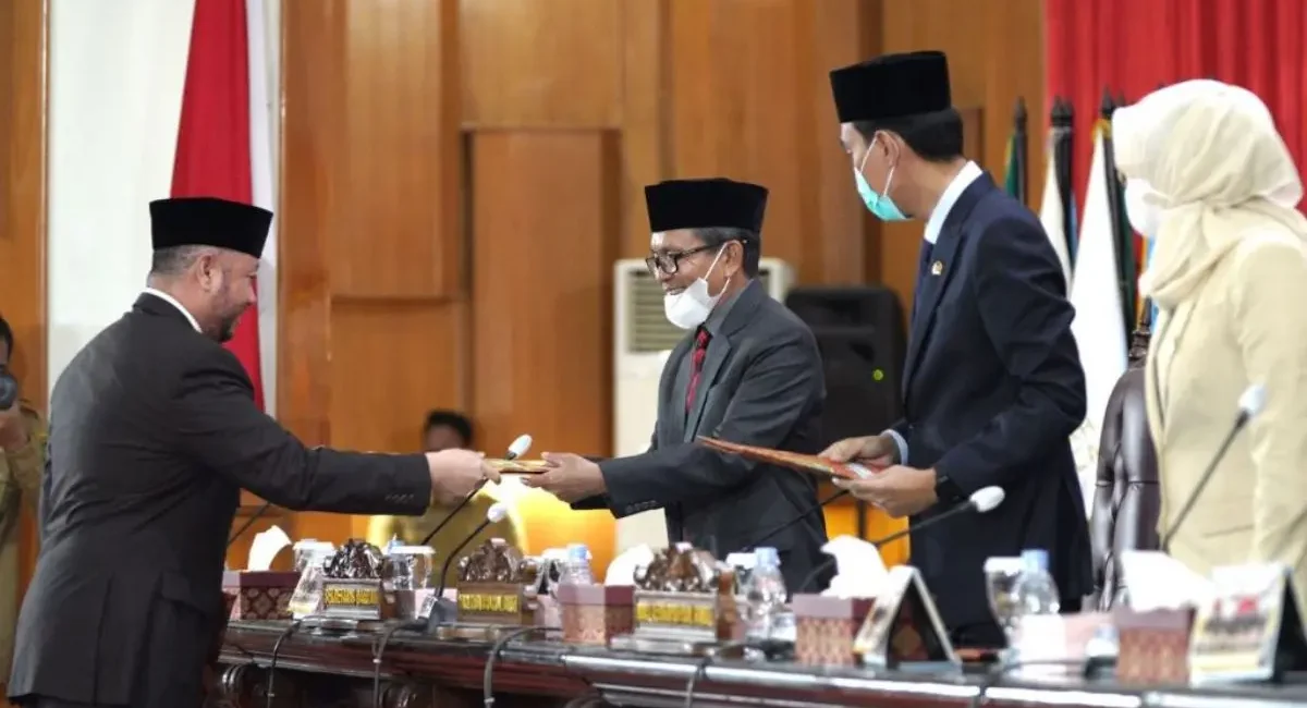 Juru Bicara Fraksi Partai Golkar di DPRD Sumsel, H. Fatra Radezayansyah, S.T., M.M., menyerahkan pandangan umum terkait 4 Raperda pada Propemperda tahun 2022. (foto : Yuyu/Humas DPRD Sumsel)