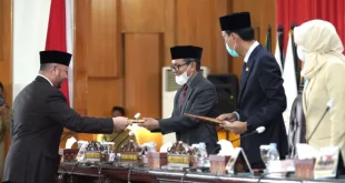 Juru Bicara Fraksi Partai Golkar di DPRD Sumsel, H. Fatra Radezayansyah, S.T., M.M., menyerahkan pandangan umum terkait 4 Raperda pada Propemperda tahun 2022. (foto : Yuyu/Humas DPRD Sumsel)