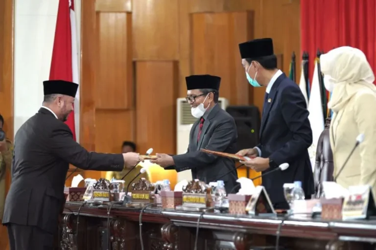 pandangan umum Juru Bicara Fraksi Partai Golkar di DPRD Sumsel, H. Fatra Radezayansyah, S.T., M.M., menyerahkan pandangan umum terkait 4 Raperda pada Propemperda tahun 2022. (foto : Yuyu/Humas DPRD Sumsel)