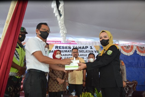 Anggota DPRD Dapil Sumsel 7, Holda, bersama masyarakat Kabupaten Lahat.