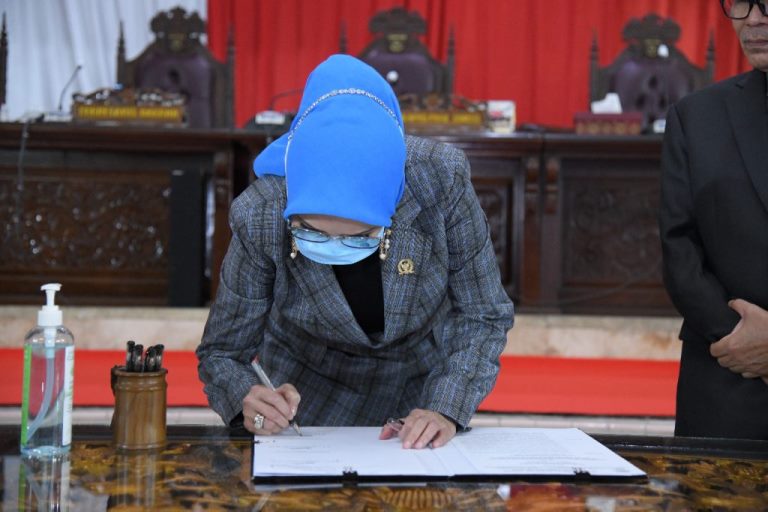 Ketua DPRD Sumsel, Hj. Anita Noeringhati, menandatangani Keputusan DPRD Prov. Sumsel tentang laporan hasil pelaksanaan Reses oleh Ketua DPRD Prov. Sumsel. (foto : Ardiansyah/Humas DPRD Sumsel)