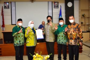 Bupati Kabupaten Musi Rawas, Hj. Ratna Machmud, menerima SK pendirian Institut Teknologi Muhammadiyah Sumatera Pertama Resmi Berdiri Di Musi Rawas dari L2DIKTI Wilayah II