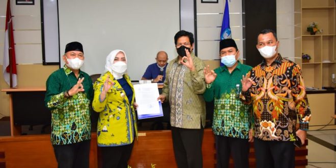 Bupati Kabupaten Musi Rawas, Hj. Ratna Machmud, menerima SK pendirian Institut Teknologi Muhammadiyah Sumatera Pertama Resmi Berdiri Di Musi Rawas dari L2DIKTI Wilayah II