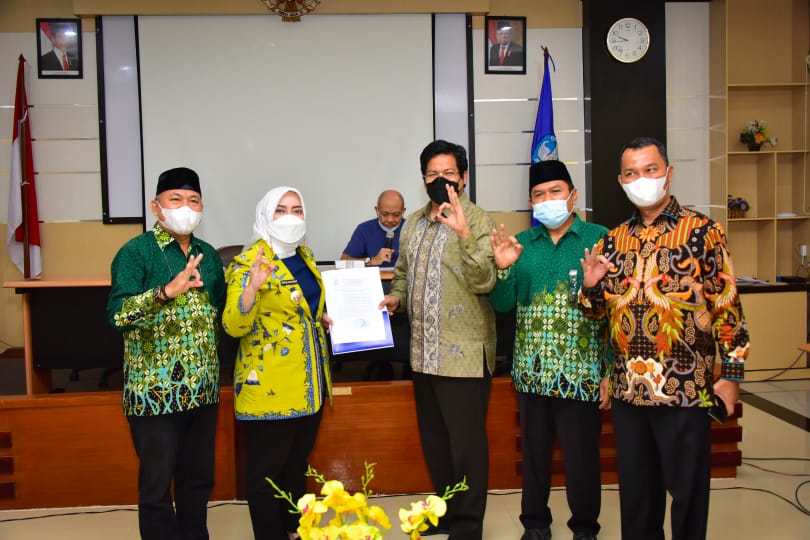 Bupati Kabupaten Musi Rawas, Hj. Ratna Machmud, menerima SK pendirian Institut Teknologi Muhammadiyah Sumatera Pertama Resmi Berdiri Di Musi Rawas dari L2DIKTI Wilayah II
