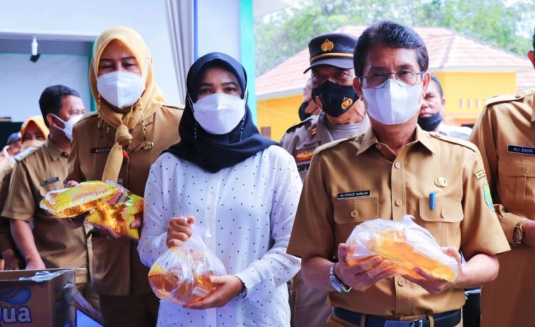 Pemkab Muba Bagikan 5,3 Ton Minyak Goreng Di Plakat Tinggi