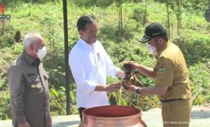 Gubernur Sumsel H Herman Deru Bersama Presiden Republik Indonesia Joko Widodo Saat penyerahan tanah dan air di titik  nol kilometer Ibu Kota Nusantara (IKN) di Kalimantan Timur, Senin (14/3).