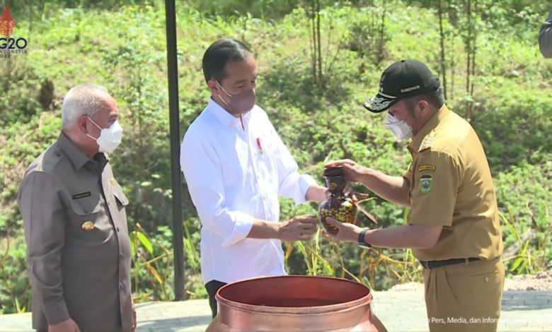 Gubernur Sumsel H Herman Deru Bersama Presiden Republik Indonesia Joko Widodo Saat penyerahan tanah dan air di titik  nol kilometer Ibu Kota Nusantara (IKN) di Kalimantan Timur, Senin (14/3).