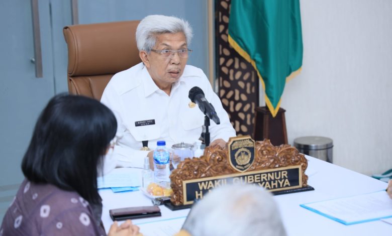 Wakil Gubernur Sumsel H. Mawardi Yahya membuka Rapat Koordinasi Pembahasan Evaluasi Realisasi APBD, APBN dan DAK Fisik Triwulan IV Tahun Anggaran 2021 dan Sharing Knowledge PBJ Bidang DAK Fisik secara virtual dari Command Centre, Kantor Gubernur Sumsel padah Hari Selasa (15/3/22).