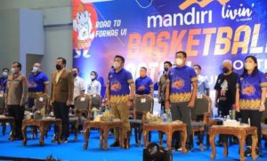 Ketua IKA Unsri dan Direktur Utama Bank Mandiri, Gubernur Sumsel H. Herman Deru secara resmi membuka Mandiri Basketball Action South Sumatera 2022: Road to Fornas VI di GOR Dempo, JSC Palembang, Rabu (16/3) sore.