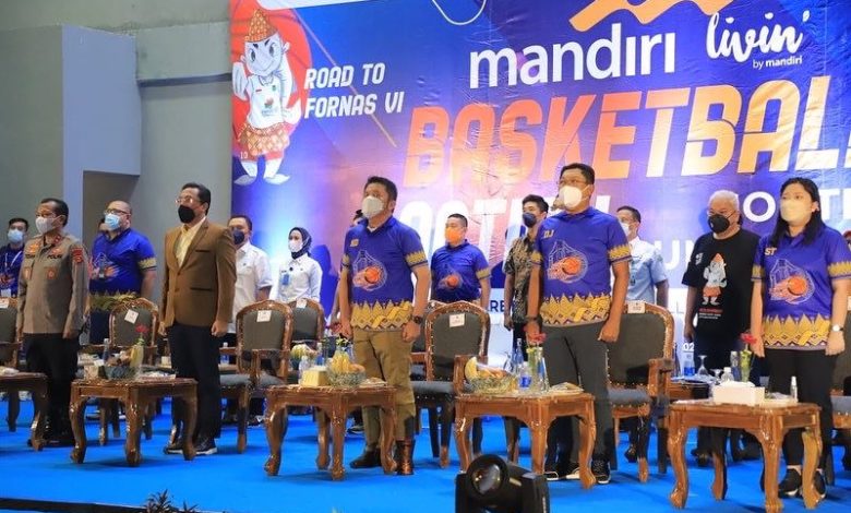 Ketua IKA Unsri dan Direktur Utama Bank Mandiri, Gubernur Sumsel H. Herman Deru secara resmi membuka Mandiri Basketball Action South Sumatera 2022: Road to Fornas VI di GOR Dempo, JSC Palembang, Rabu (16/3) sore.