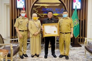 Kepala Bapenda Provinsi Sumsel Neng Muhaiba di dampingi Kepala UPTB Samsat 1 Palembang, Firnaz Lustian, dan Kepala Biro Organisasi Setda Provinsi Muhammad Zaki Aslam, kepada Gubernur Sumsel H. Herman Deru secara langsung di ruang kerjanya, Senin (21/3) pagi.