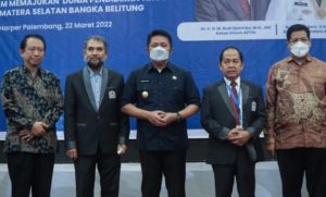 Gubernur Sumsel H Herman Deru usai menerima penghagaan dari Ketum APTISI pada Muswil VI Asosiasi Perguruan Tinggi Swasta Indonesia (APTISI) Wilayah II A Sumsel Bangka Belitung yang dilaksanakan di Ballroom Hotel Herper Palembang Selasa (22/3). (Foto:Humas Pemprov Sumsel)